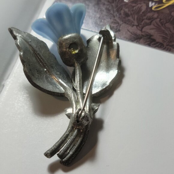 Unsigned Antique Tulip with center Pearl and Tulip is made of Hard Plastic - Picture 4 of 9